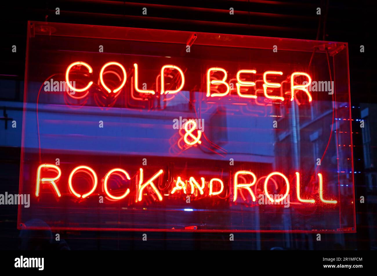Rotes Neonschild – Cold Beer & Rock and Roll, Liverpool, Merseyside, England, Großbritannien, L1 Stockfoto