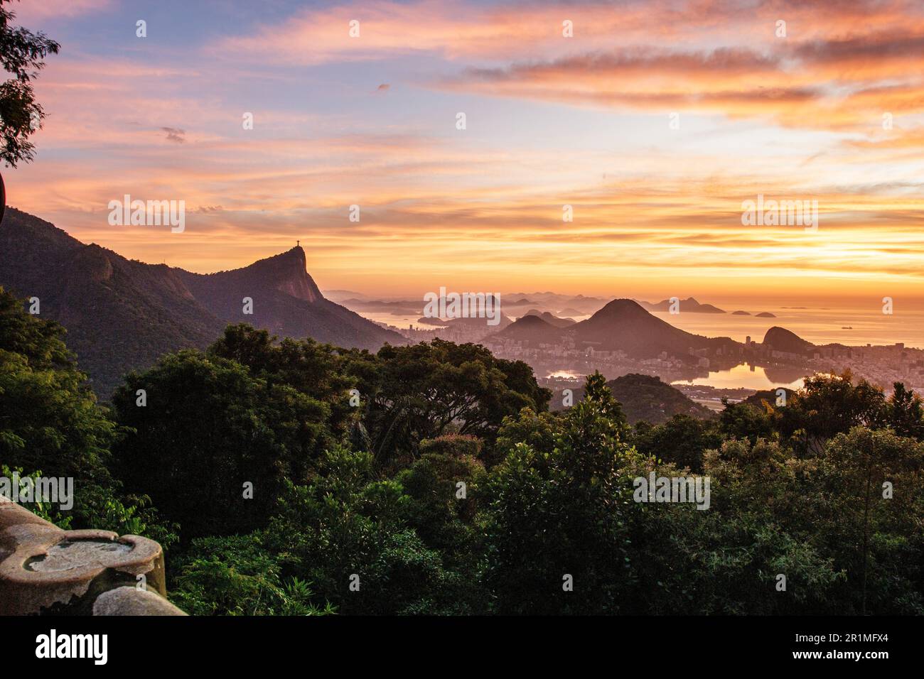 Morgengrauen in chinesischer Sicht in Rio de Janeiro, Brasilien. Stockfoto