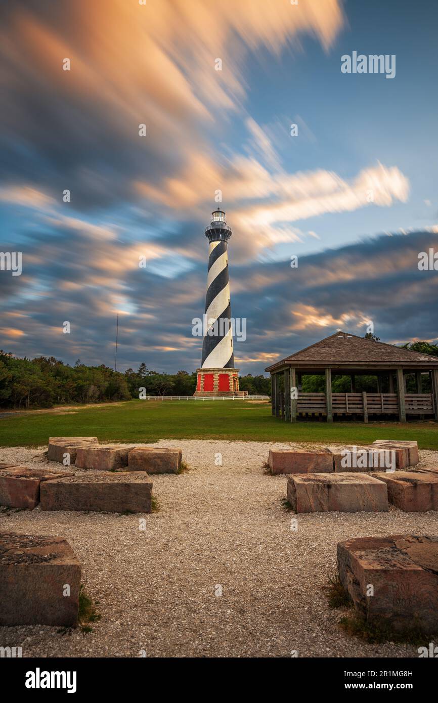 Cape Hatteras Lighthouse in der Abenddämmerung der Outer Banks von North Carolina, USA. Stockfoto