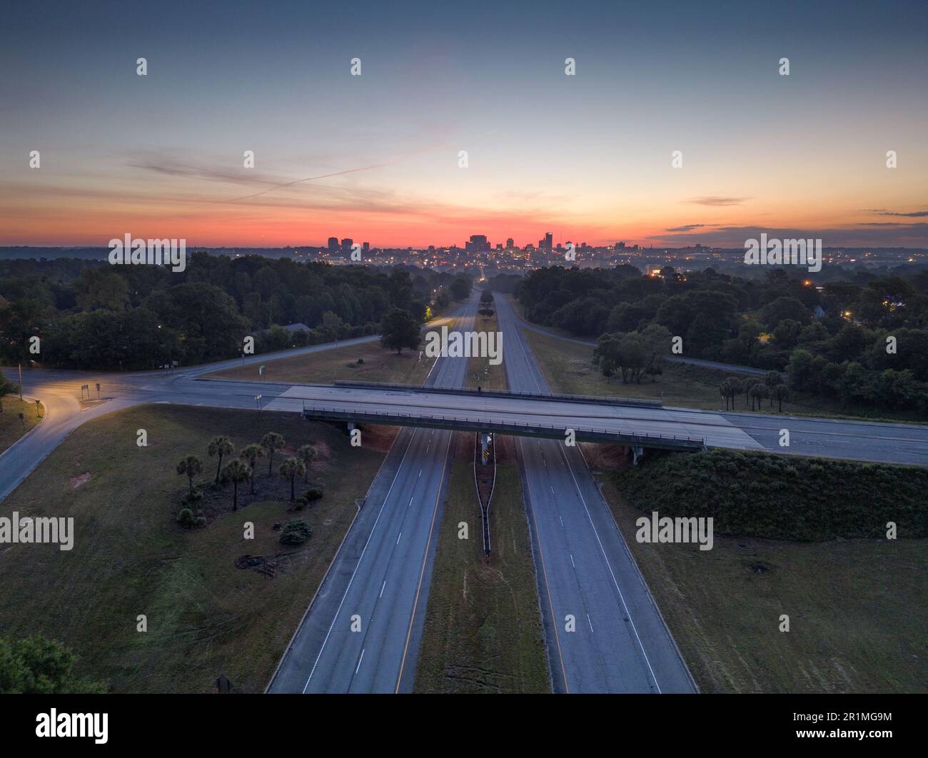 Bei Sonnenaufgang auf dem Highway nach Columbia, South Carolina, USA. Stockfoto