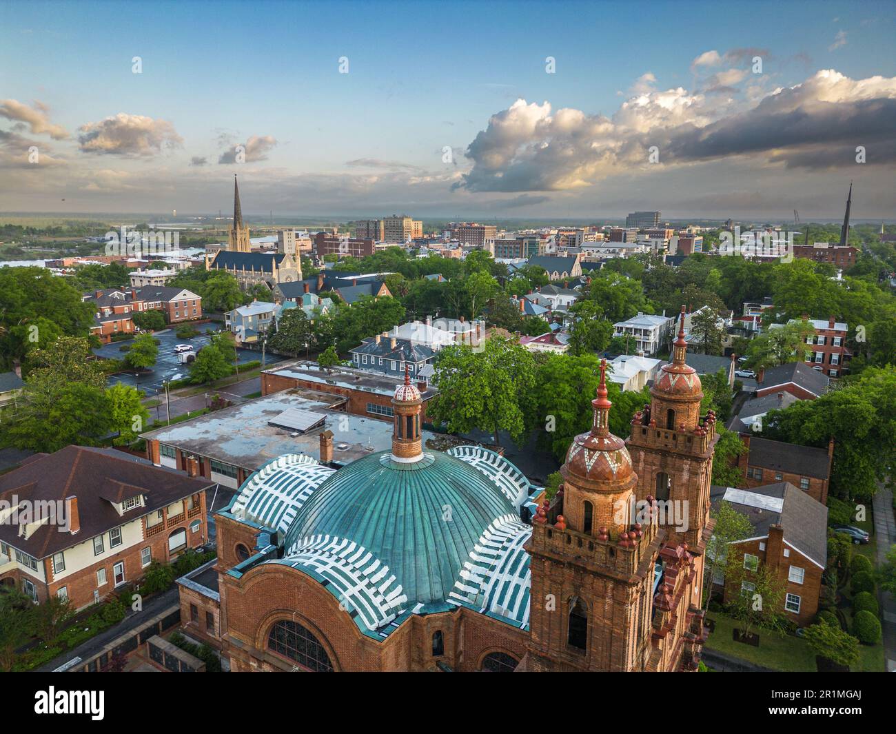 Wilmington, North Carolina, historische Kirchen der USA und die Innenstadt von oben gesehen. Stockfoto