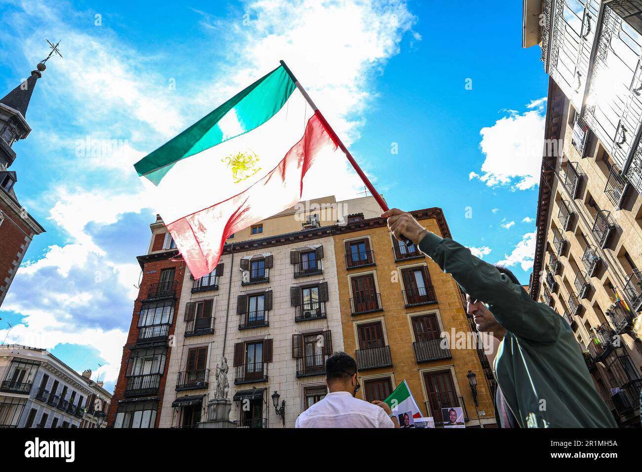 Madrid, Spanien. 13. Mai 2023. Ein Demonstrante schwenkt während der Kundgebung mit einer deiranischen Flagge. Eine Gruppe iranischer Einwohner in der Stadt Madrid versammelte sich diesen Samstag vor dem Gebäude des Außenministeriums, das sich auf der Plaza de la Provincia im Zentrum der spanischen Hauptstadt befindet. Sie haben sich versammelt, um Gerechtigkeit in ihrem Land zu fordern und ein Ende der Menschenrechtsverletzungen unter dem Ruf "Frau, Leben und Freiheit" zu fordern. (Foto: David Canales/SOPA Images/Sipa USA) Guthaben: SIPA USA/Alamy Live News Stockfoto