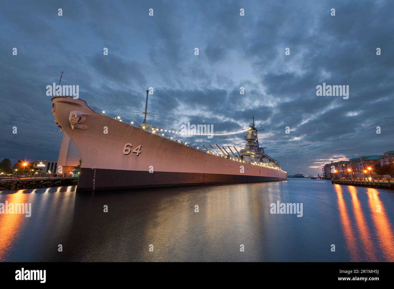 NORFOLK, VIRGINIA, USA - 10. MAI 2023: Die USS Wisconsin (BB-64) befindet sich in der Abenddämmerung im maritimen Museum Nauticus. Stockfoto