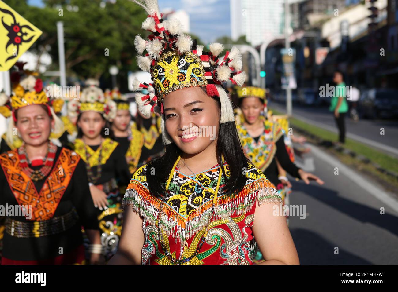 Orang Ulu mit ihrer Gemeinde bei einer Parade in Kuching, Sarawak, Malaysia, Borneo. Stockfoto