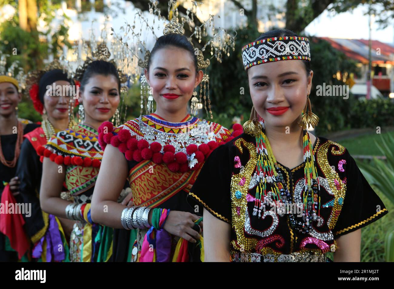 Bezaubernde IBAN und Orang Ulu Mädchen in ihren traditionellen Kleidern, Kuching, Sarawak, Malaysia, Borneo. Stockfoto