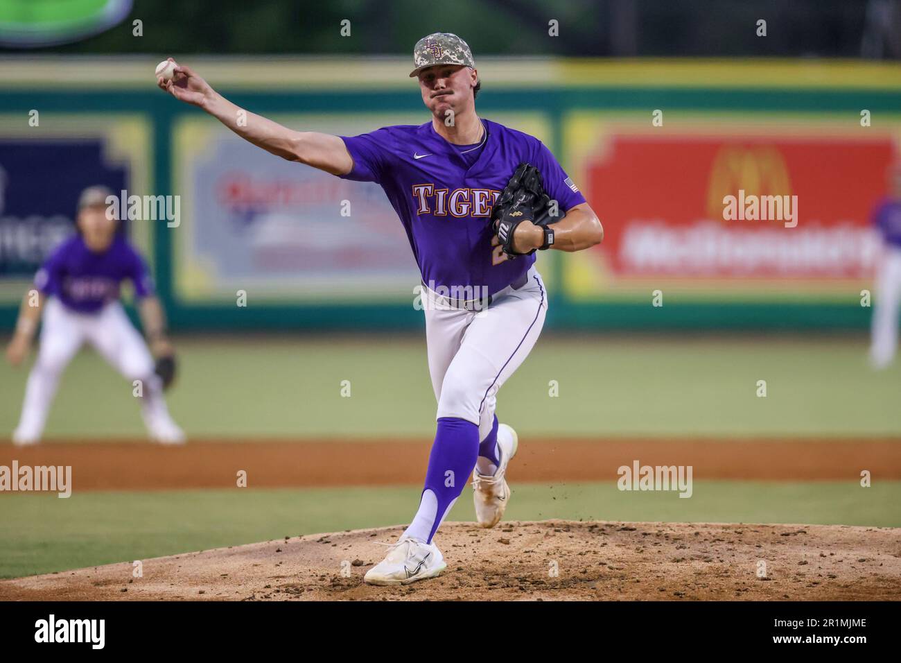 12. Mai 2023: Der LSU-Pitcher Paul Skenes (20) liefert während der NCAA-Baseball-Action zwischen der Mississippi St. einen Pitch auf den Teller Bulldogs und die LSU Tigers im Alex Box Stadium, Skip Bertman Field in Baton Rouge, LA. Jonathan Mailhes/CSM Stockfoto