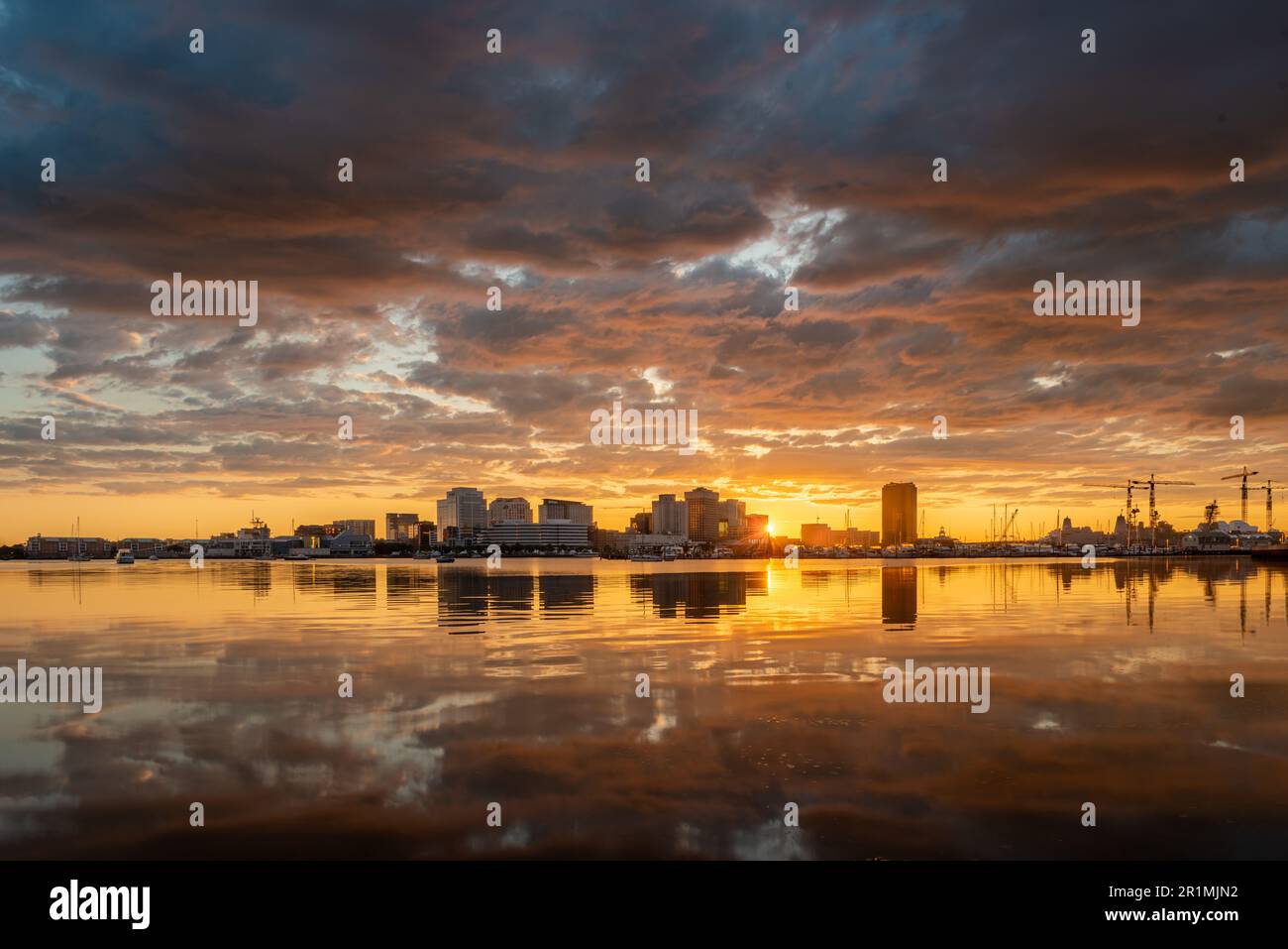 Norfolk, Virginia, USA, bei Sonnenaufgang an der Chesapeake Bay. Stockfoto
