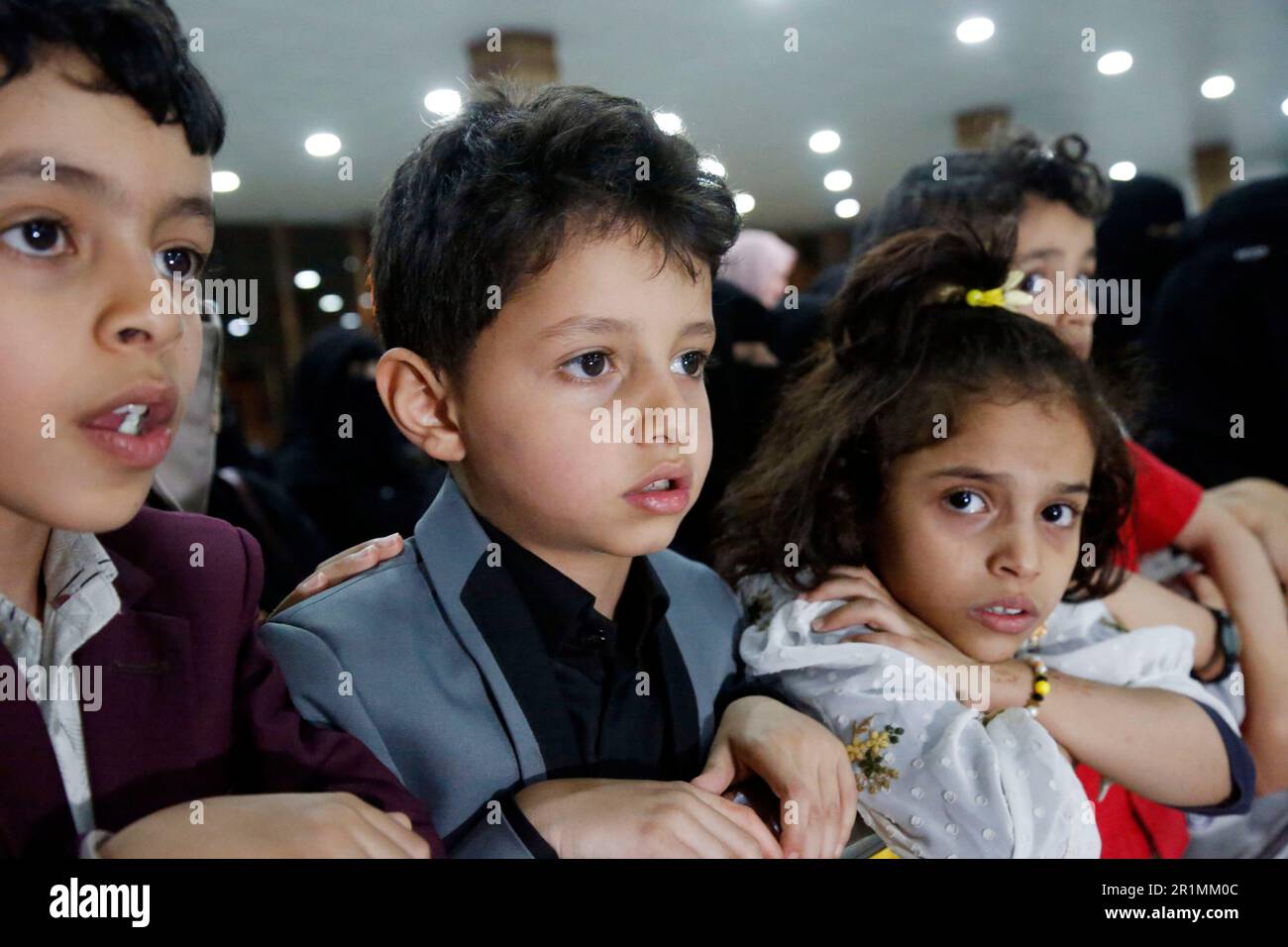 Sanaa, Jemen. 14. Mai 2023. Jemenitische Kinder warten auf die Zollabfertigung am internationalen Flughafen Sanaa, nachdem sie am 14. Mai 2023 aus dem Sudan in Sanaa, Jemen, evakuiert wurden. Kredit: Mohammed Mohammed/Xinhua/Alamy Live News Stockfoto