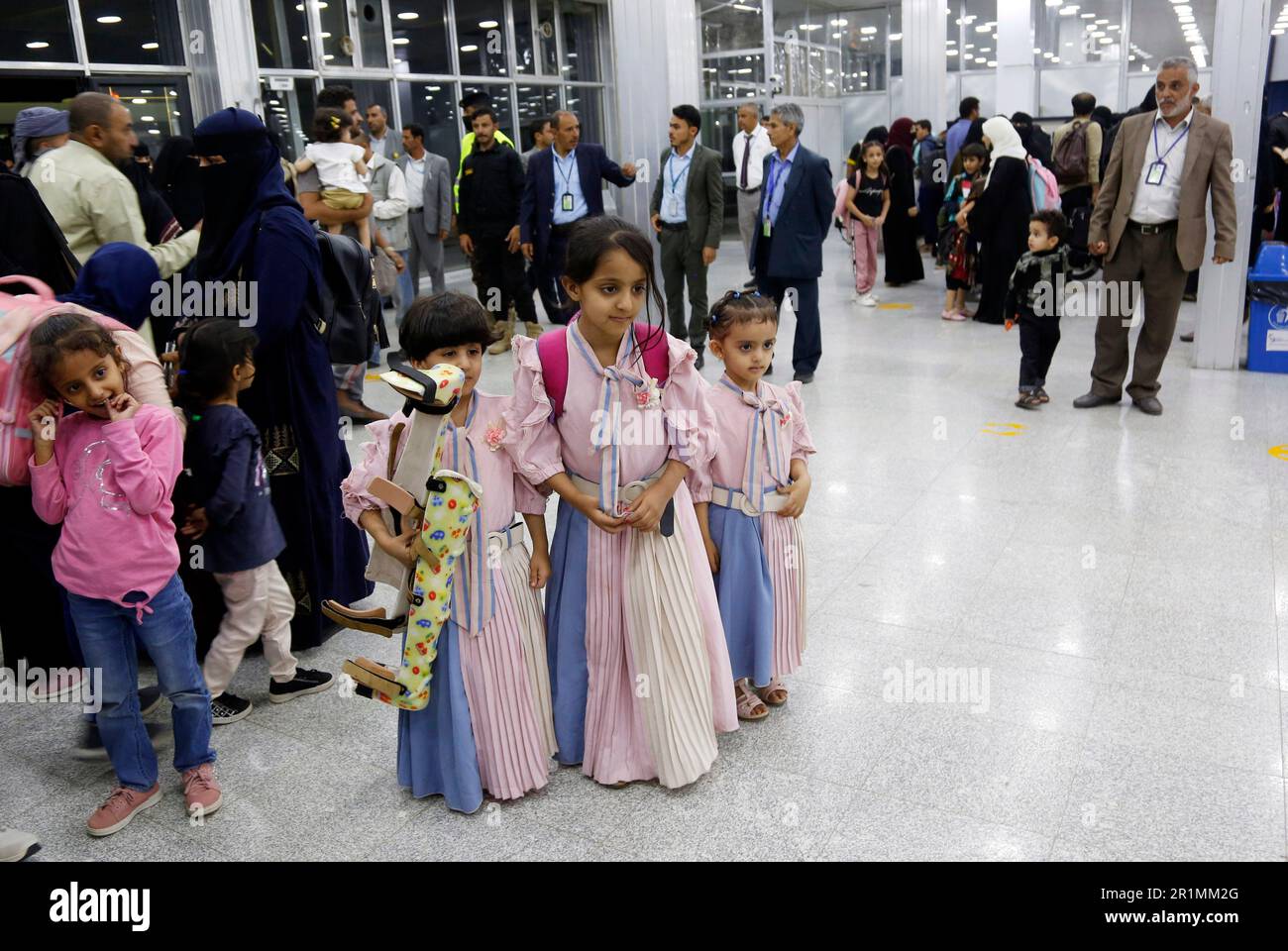 Sanaa, Jemen. 14. Mai 2023. Die Kinder Jemenis stehen in der Ankunftshalle des internationalen Flughafens Sanaa, nachdem sie am 14. Mai 2023 aus dem Sudan in Sanaa, Jemen, evakuiert wurden. Kredit: Mohammed Mohammed/Xinhua/Alamy Live News Stockfoto