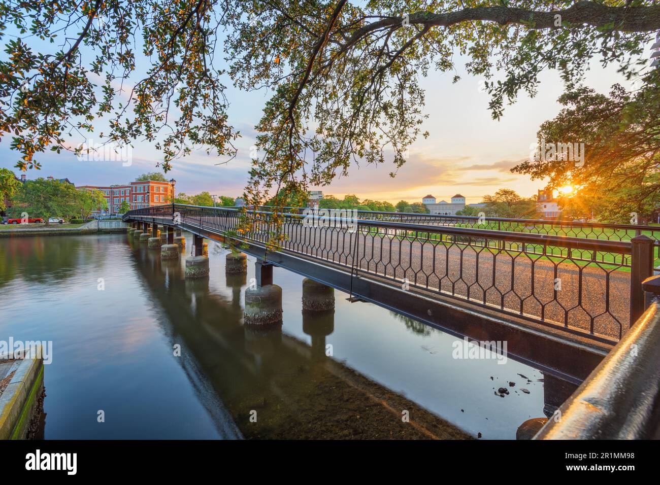 Die Botetourt Foot Bridge in Norfolk, Virginia, USA bei Sonnenaufgang. Stockfoto