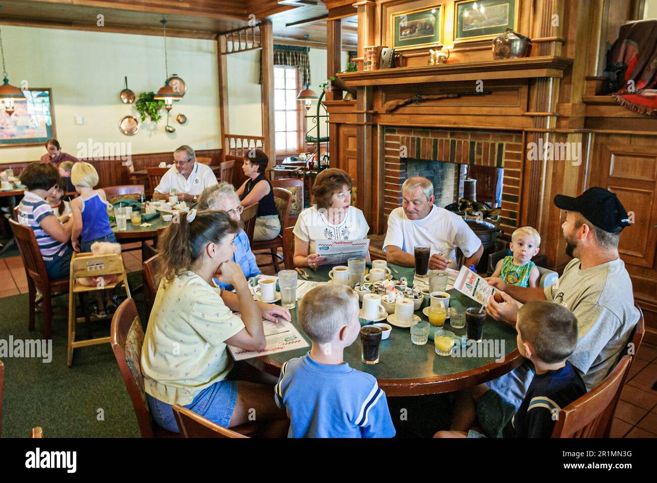 Sevierville Tennessee, Abendessen Applewood Farmhouse Grill & Restaurant, innen Familienfamilien Großeltern Eltern Kinder, Tischtische Stockfoto