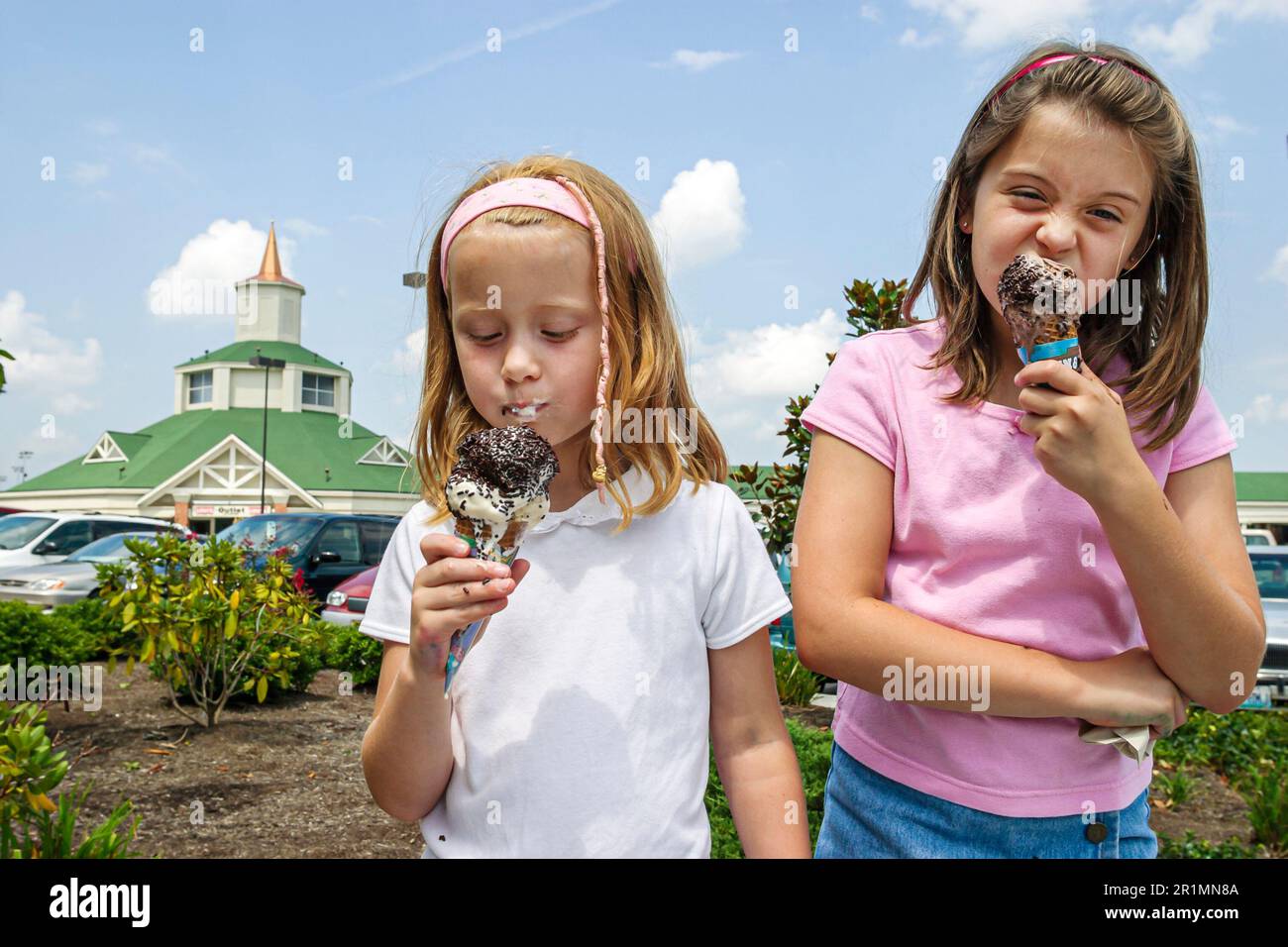 Sevierville Tennessee,Tanger Outlet Mall,Mädchen Kinder Schwestern Geschwister essen Eis, Stockfoto