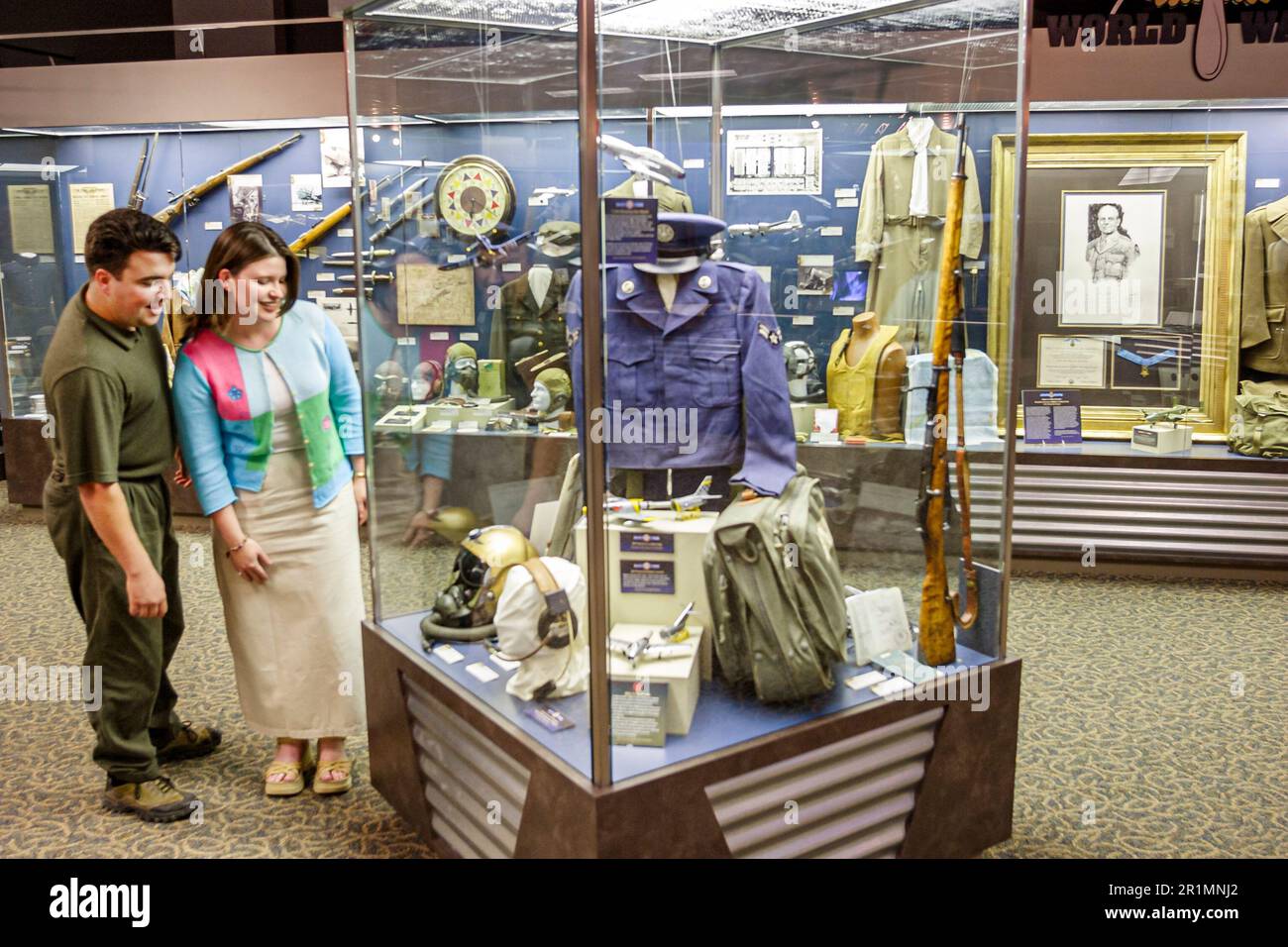 Sevierville Tennessee,Museum of Aviation,Ausstellung der Geschichte Sammlung,Mann Frau Frau Paar Besucher schauen, Stockfoto