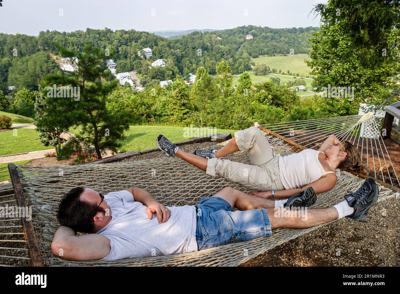 Sevierville Tennessee, Hidden Mountain Resort, Mann Frau weibliches Paar entspannende Hängematte Urlaub, Stockfoto