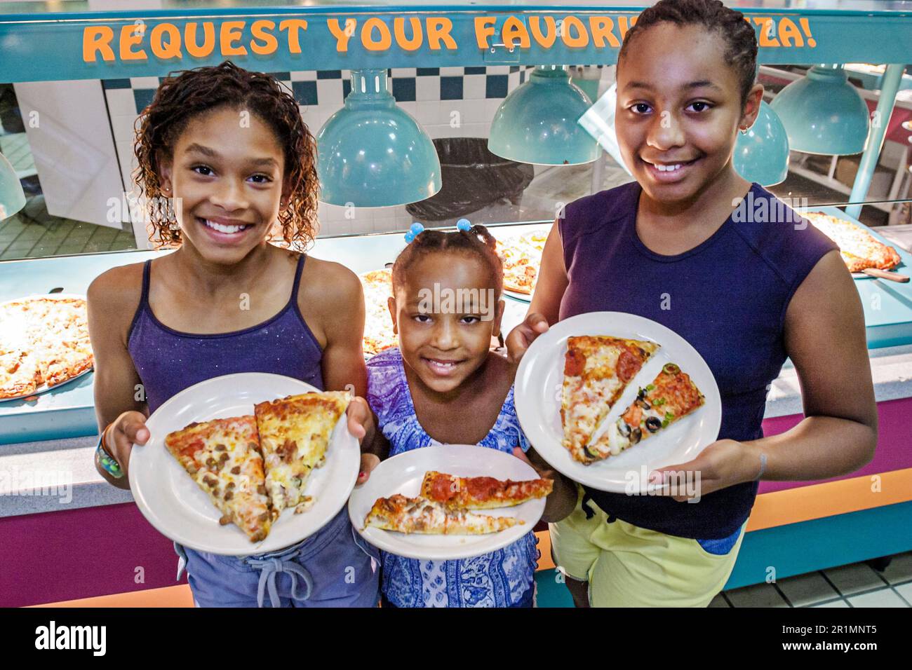 Sevierville Tennessee,Mr Gatti's Buffet Stil Pizza & Spiele, Restaurant innen, Scheiben geschnitten, schwarzafrikanische Afrikaner Familie Schwestern Geschwister gi Stockfoto