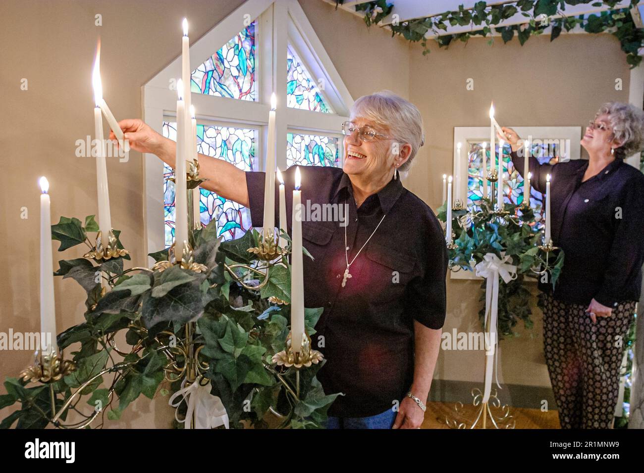 Sevierville Tennessee, Hochzeitskapelle des Englischen Gartens, innen innen ältere Frau weibliche Frauen Lichter Kerzen anzünden, Stockfoto