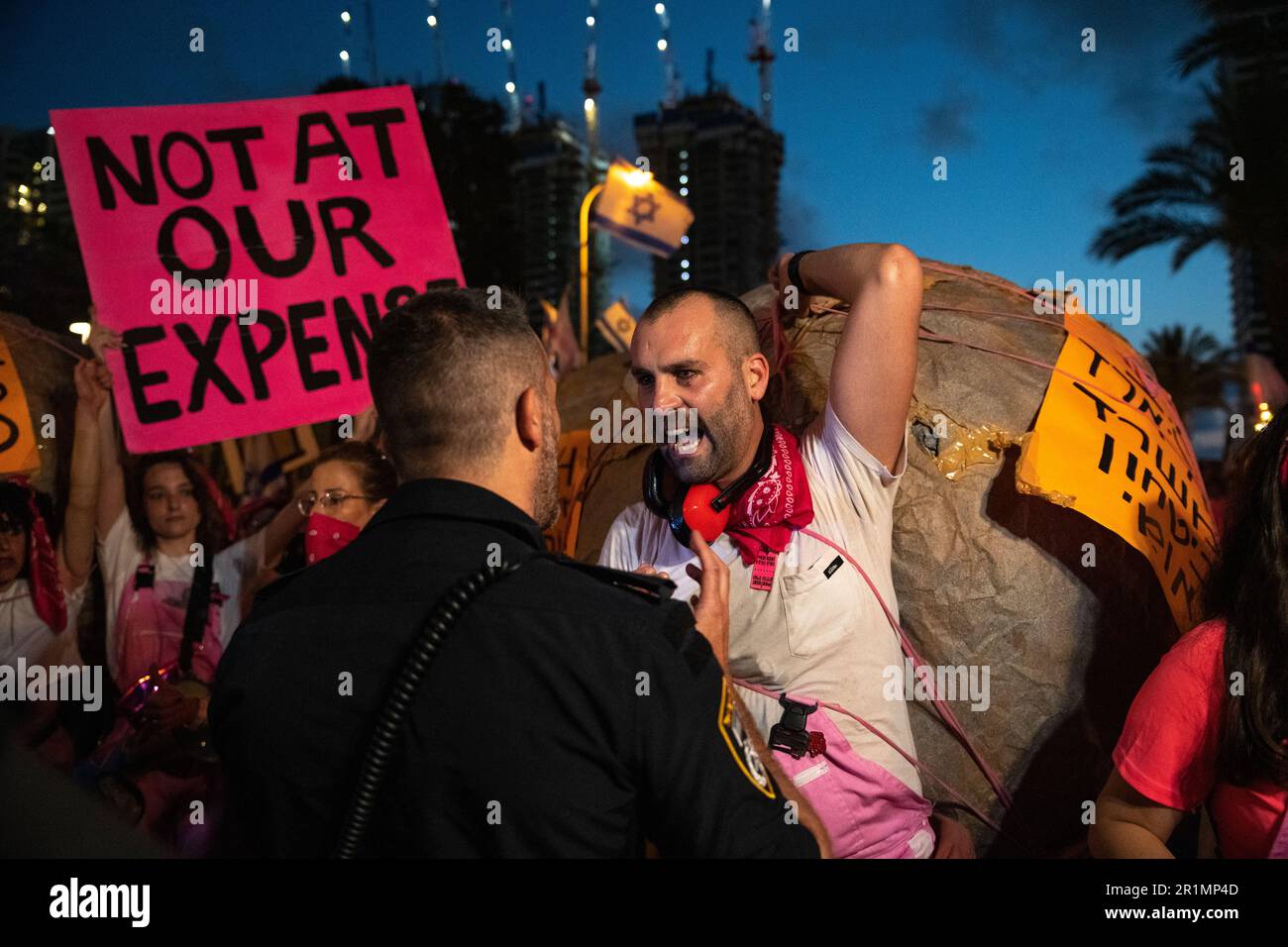 Israel. 13. Mai 2023. Reformgegner "Pink Front" protestieren während einer Demonstration gegen die Gesetzesänderung gegen den israelischen rechten Staatshaushalt und hohe Lebenshaltungskosten. Tel Aviv, Israel. Mai 13. 2023. (Matan Golan/Sipa USA). Kredit: SIPA USA/Alamy Live News Stockfoto