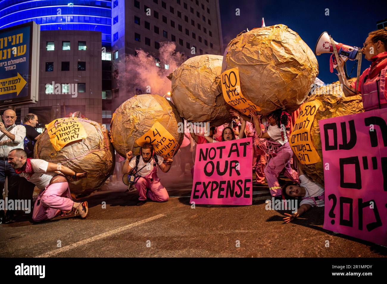 Israel. 13. Mai 2023. Reformgegner "Pink Front" protestieren während einer Demonstration gegen die Gesetzesänderung gegen den israelischen rechten Staatshaushalt und hohe Lebenshaltungskosten. Tel Aviv, Israel. Mai 13. 2023. (Matan Golan/Sipa USA). Kredit: SIPA USA/Alamy Live News Stockfoto