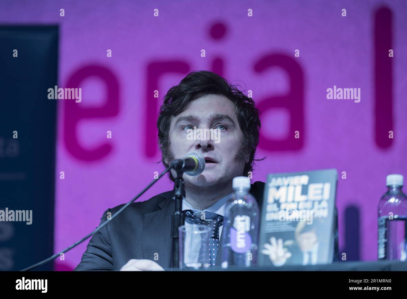 Buenos Aires, Argentinien. 14. Mai 2023 Präsidentschaftskandidat Javier Milei stellte sein Buch El fin de la inflación (das Ende der Inflation) auf der internationalen Buchmesse 47. vor. (Kredit: Esteban Osorio/Alamy Live News) Stockfoto