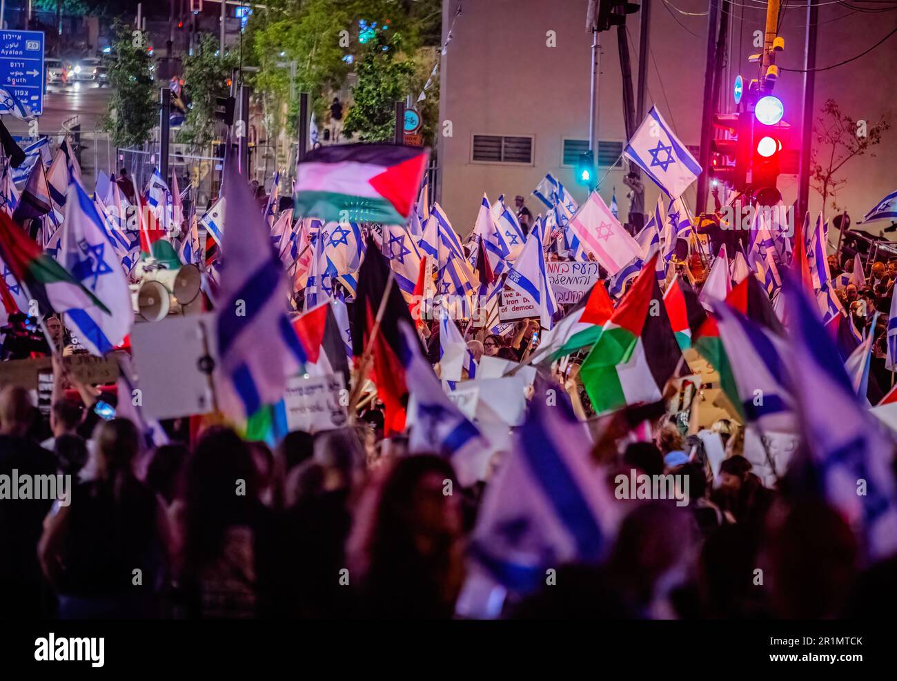 Tel Aviv, Israel. 13. Mai 2023. Demonstranten halten während eines Protests gegen den Krieg und die Justizreform die israelische und palästinensische Flagge. Israel und der Islamische Dschihad stimmten einem Waffenstillstand am Samstag zu, nach Tagen der Gewalt, die mindestens 34 Palästinenser und einen Israeli das Leben gekostet haben. (Foto: Eyal Warshavsky/SOPA Images/Sipa USA) Guthaben: SIPA USA/Alamy Live News Stockfoto