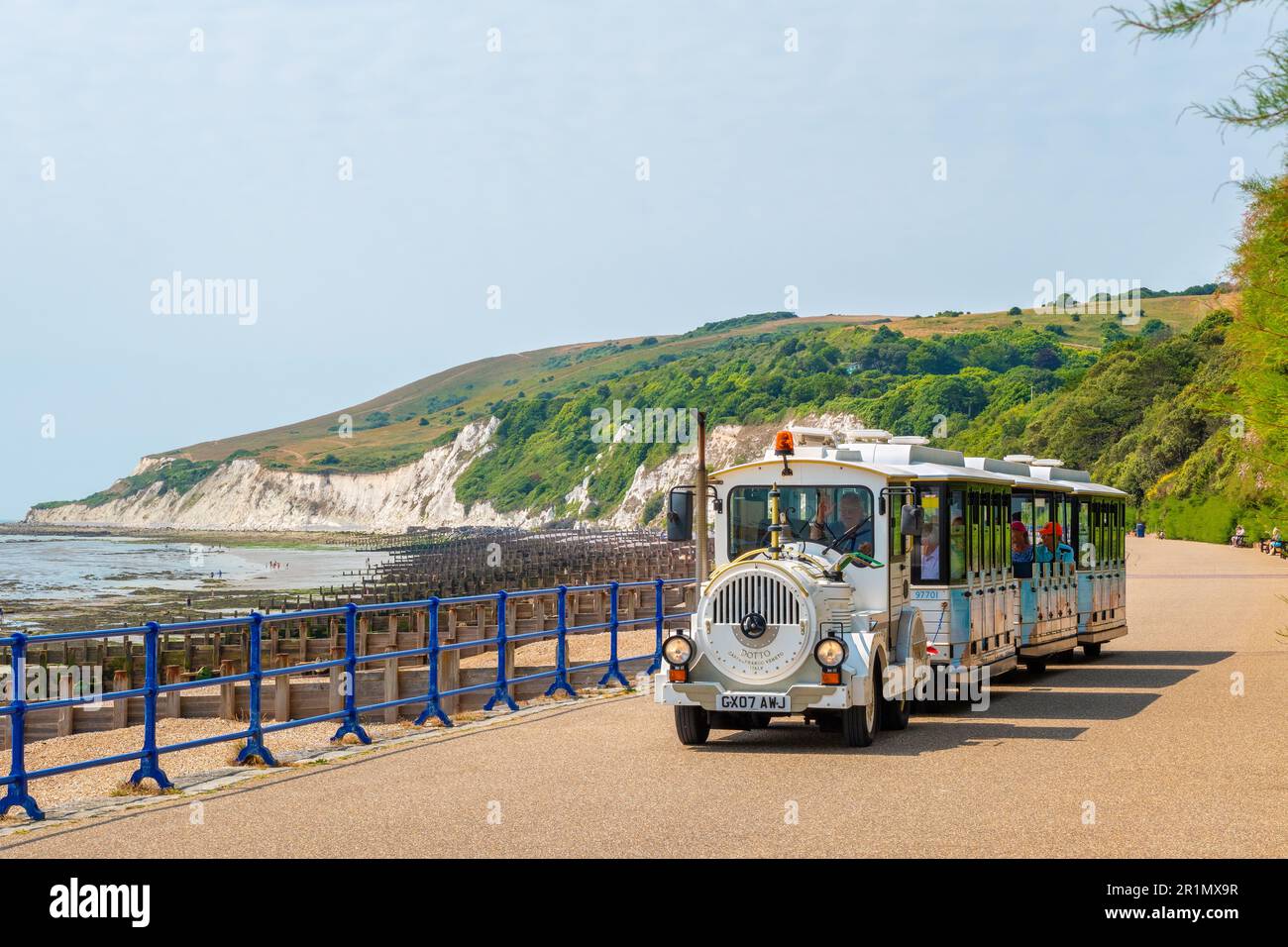 Die Touristenbahn fährt entlang der Strandpromenade. Eastbourne, England Stockfoto