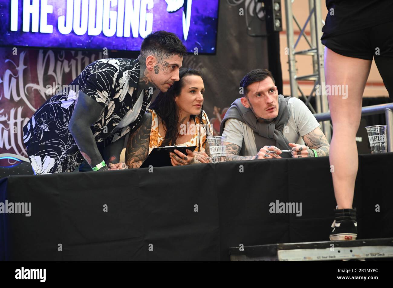 London, Großbritannien. 14. Mai 2023. Tattoo-Wettbewerb: Die Jury, die London Great British Tattoo Show 2023. Großartige Menschenmassen, tolle Atmosphäre und großartige Tätowierer kommen aus aller Welt und köstliche Speisen und Getränke im Alexandra Palace, London, Großbritannien, Credit: Siehe Li/Picture Capital/Alamy Live News Stockfoto