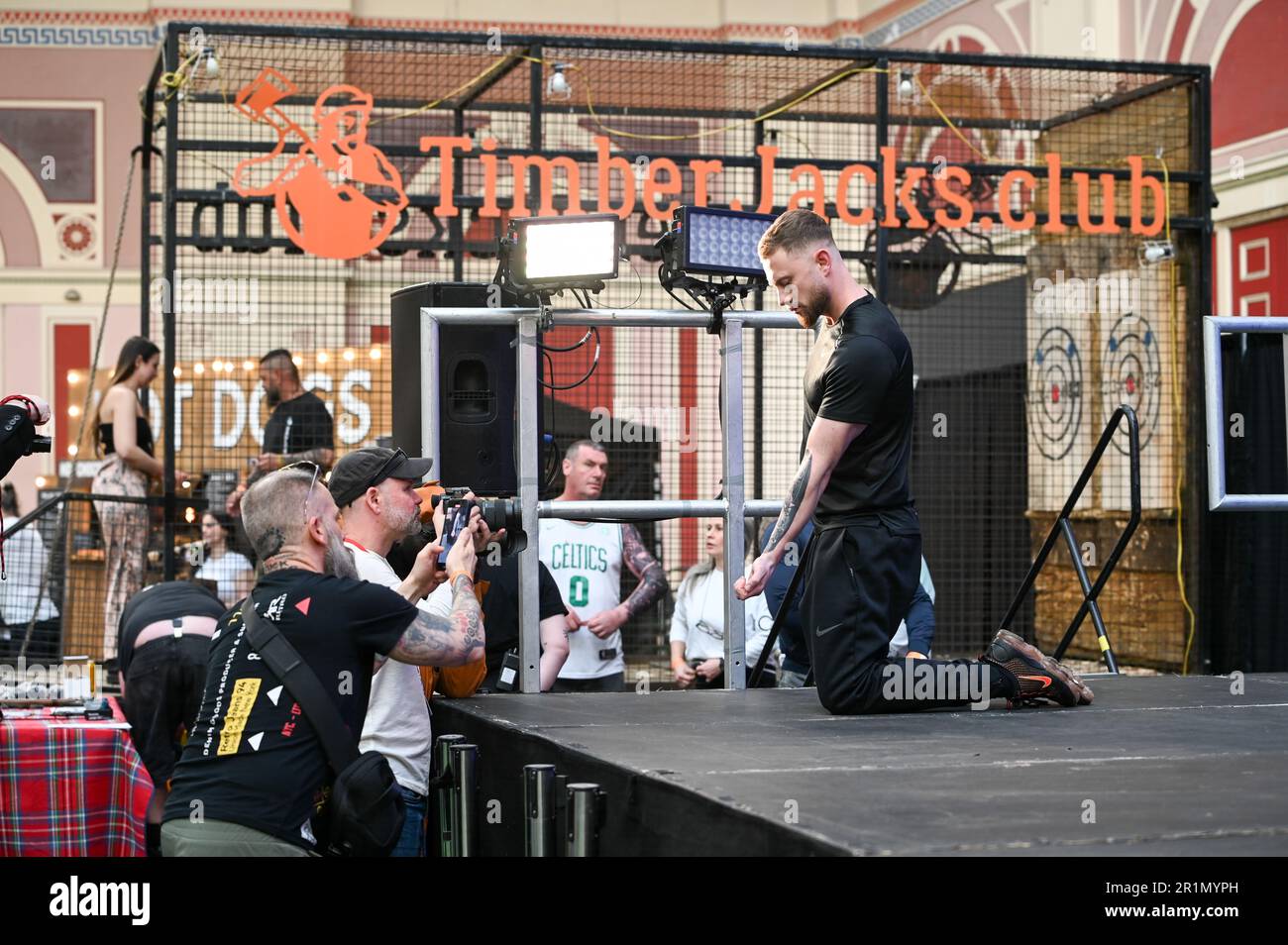 London, Großbritannien. 14. Mai 2023. Tattoo-Wettbewerb: Die Jury, die London Great British Tattoo Show 2023. Großartige Menschenmassen, tolle Atmosphäre und großartige Tätowierer kommen aus aller Welt und köstliche Speisen und Getränke im Alexandra Palace, London, Großbritannien, Credit: Siehe Li/Picture Capital/Alamy Live News Stockfoto