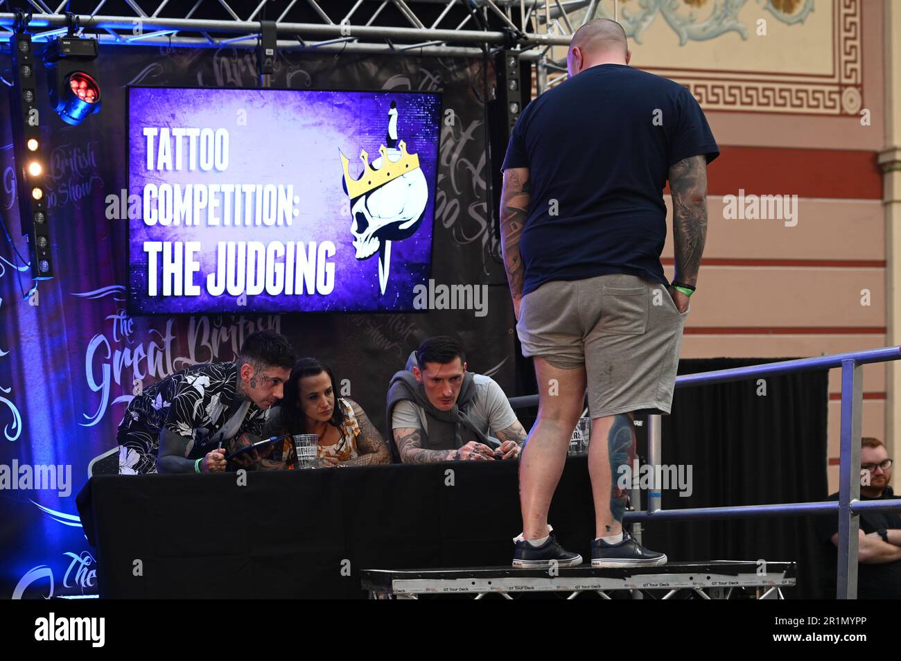 London, Großbritannien. 14. Mai 2023. Tattoo-Wettbewerb: Die Jury, die London Great British Tattoo Show 2023. Großartige Menschenmassen, tolle Atmosphäre und großartige Tätowierer kommen aus aller Welt und köstliche Speisen und Getränke im Alexandra Palace, London, Großbritannien, Credit: Siehe Li/Picture Capital/Alamy Live News Stockfoto