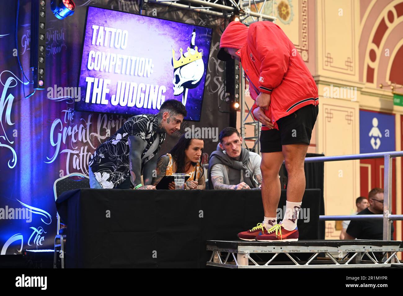 London, Großbritannien. 14. Mai 2023. Tattoo-Wettbewerb: Die Jury, die London Great British Tattoo Show 2023. Großartige Menschenmassen, tolle Atmosphäre und großartige Tätowierer kommen aus aller Welt und köstliche Speisen und Getränke im Alexandra Palace, London, Großbritannien, Credit: Siehe Li/Picture Capital/Alamy Live News Stockfoto