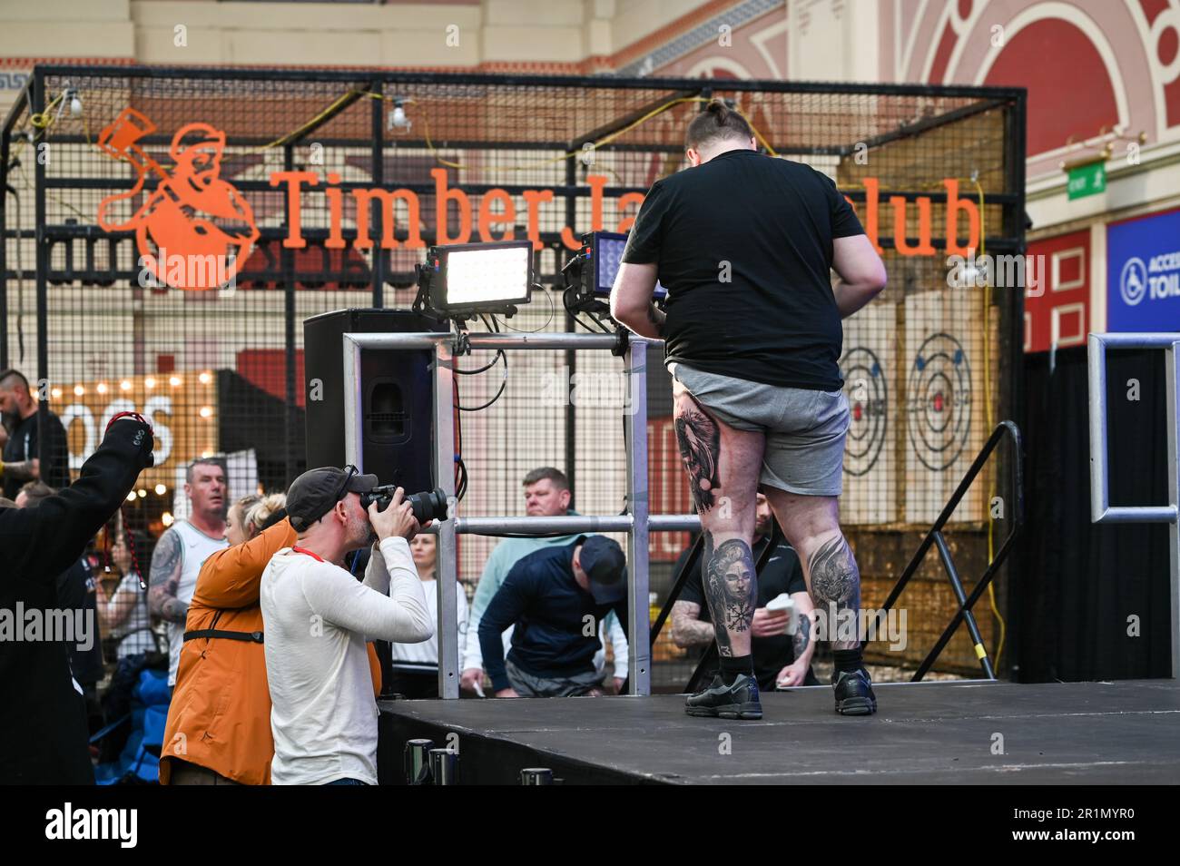 London, Großbritannien. 14. Mai 2023. Tattoo-Wettbewerb: Die Jury, die London Great British Tattoo Show 2023. Großartige Menschenmassen, tolle Atmosphäre und großartige Tätowierer kommen aus aller Welt und köstliche Speisen und Getränke im Alexandra Palace, London, Großbritannien, Credit: Siehe Li/Picture Capital/Alamy Live News Stockfoto