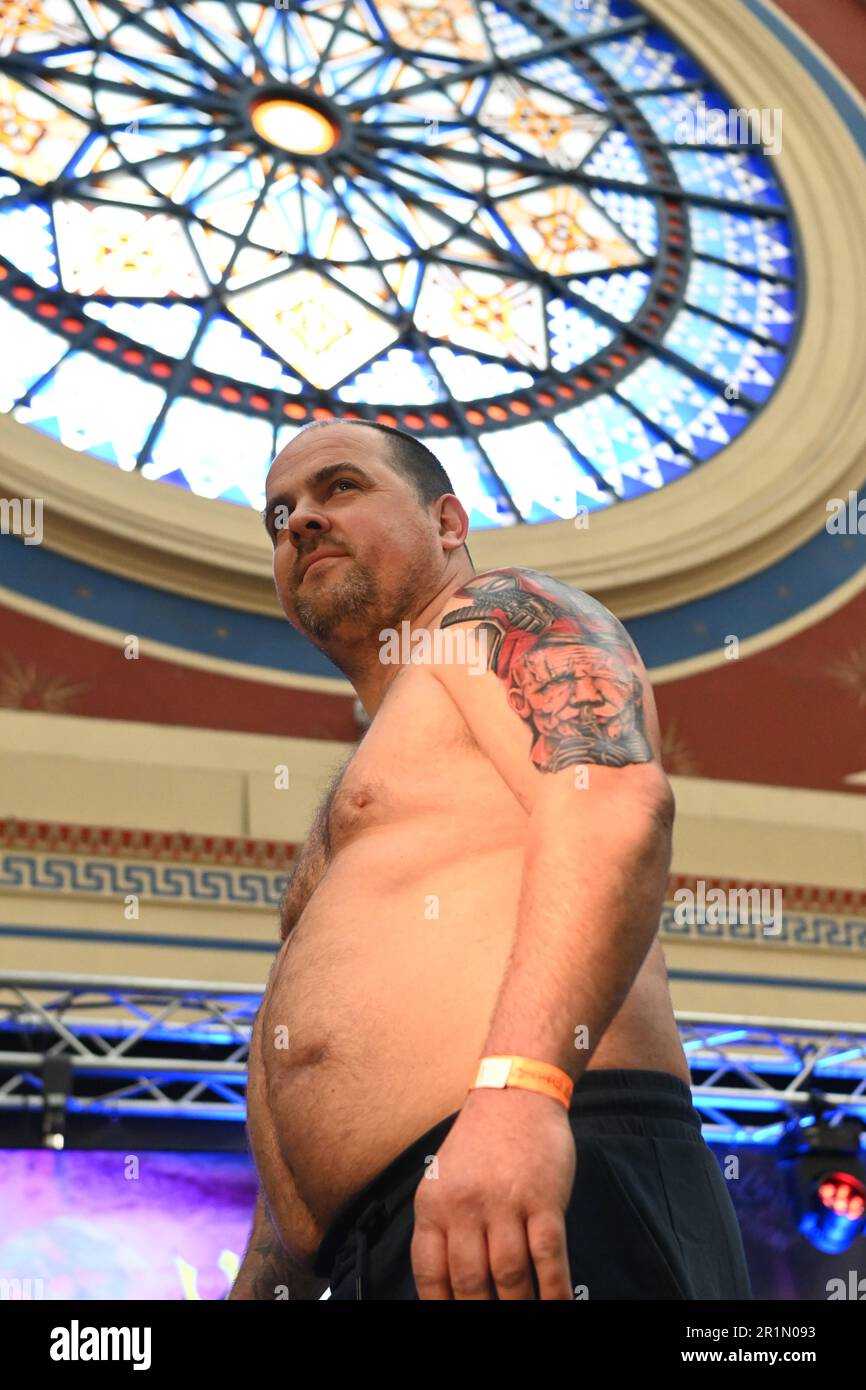 London, Großbritannien. 14. Mai 2023. Tattoo-Wettbewerb: Die Jury, die London Great British Tattoo Show 2023. Tolle Menschenmassen, tolle Atmosphäre und großartige Tattoo-Künstler kommen aus aller Welt und köstliche Speisen und Getränke im Alexandra Palace, London, Großbritannien. Kredit: Siehe Li/Picture Capital/Alamy Live News Stockfoto