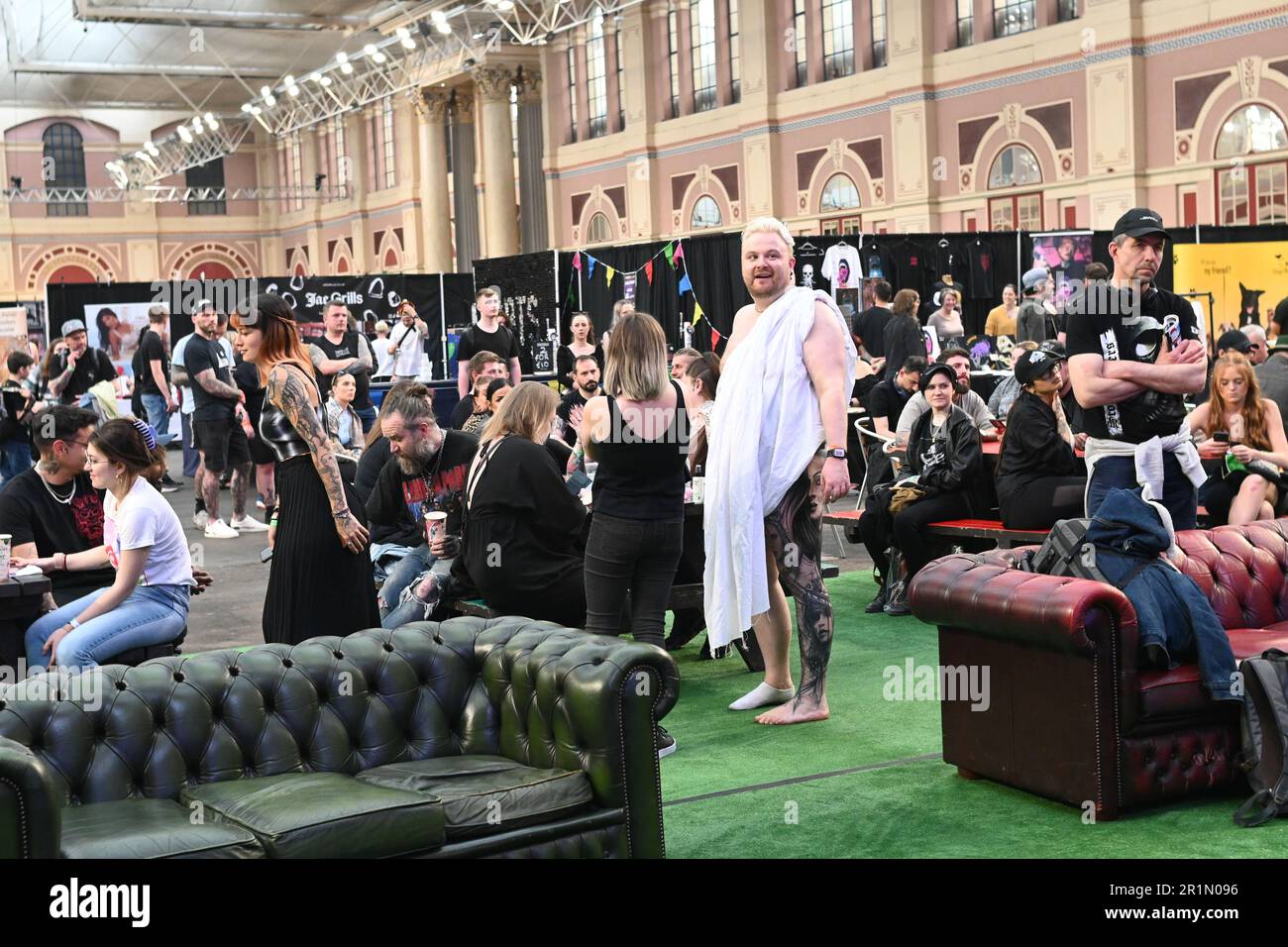 London, Großbritannien. 14. Mai 2023. Tattoo-Wettbewerb: Die Jury, die London Great British Tattoo Show 2023. Tolle Menschenmassen, tolle Atmosphäre und großartige Tattoo-Künstler kommen aus aller Welt und köstliche Speisen und Getränke im Alexandra Palace, London, Großbritannien. Kredit: Siehe Li/Picture Capital/Alamy Live News Stockfoto