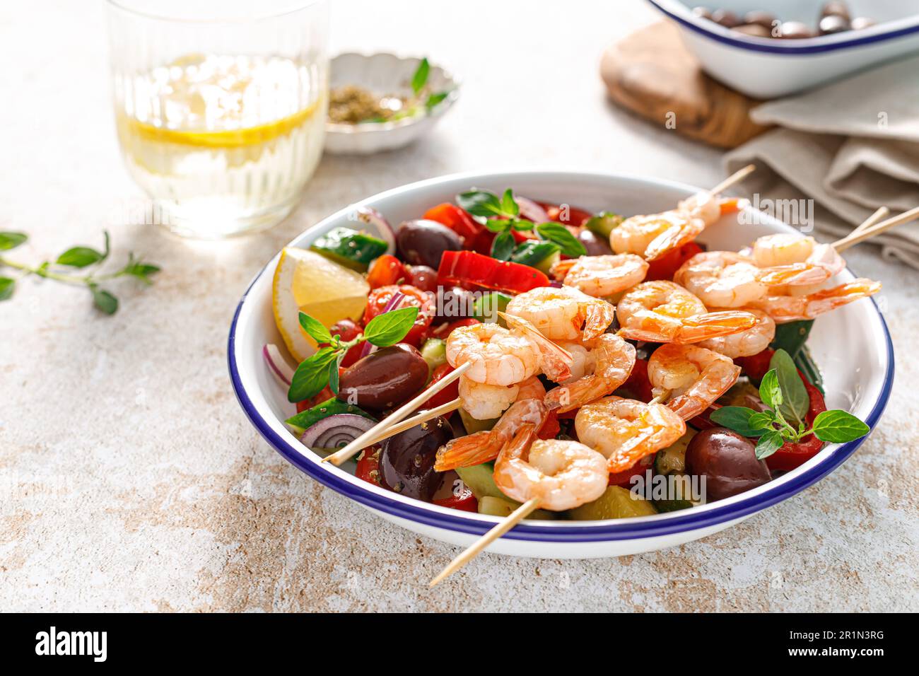 Auf Spießen gerösteter Garnelen-Kebab und frischer Gemüsesalat Stockfoto