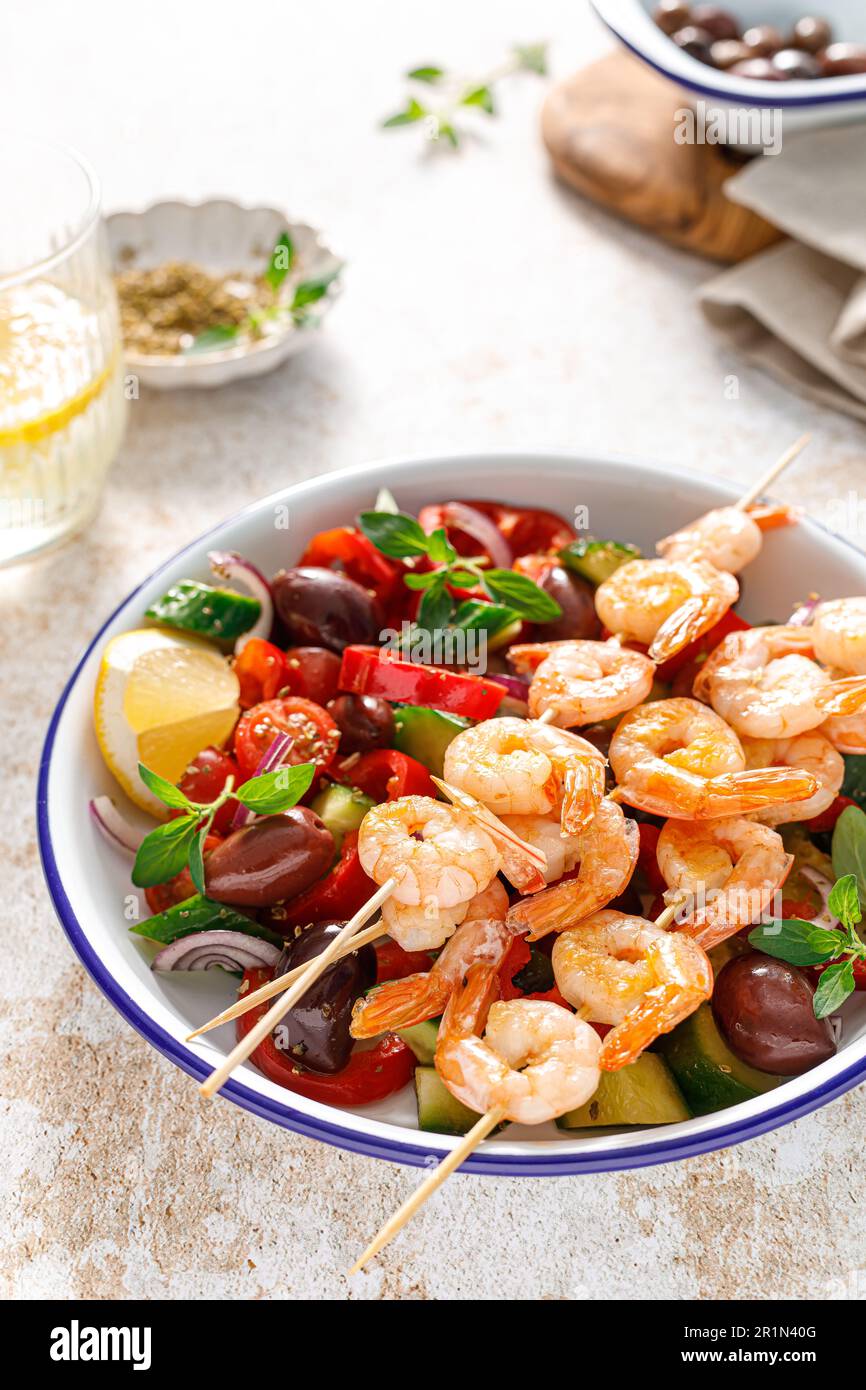 Auf Spießen gerösteter Garnelen-Kebab und frischer Gemüsesalat Stockfoto