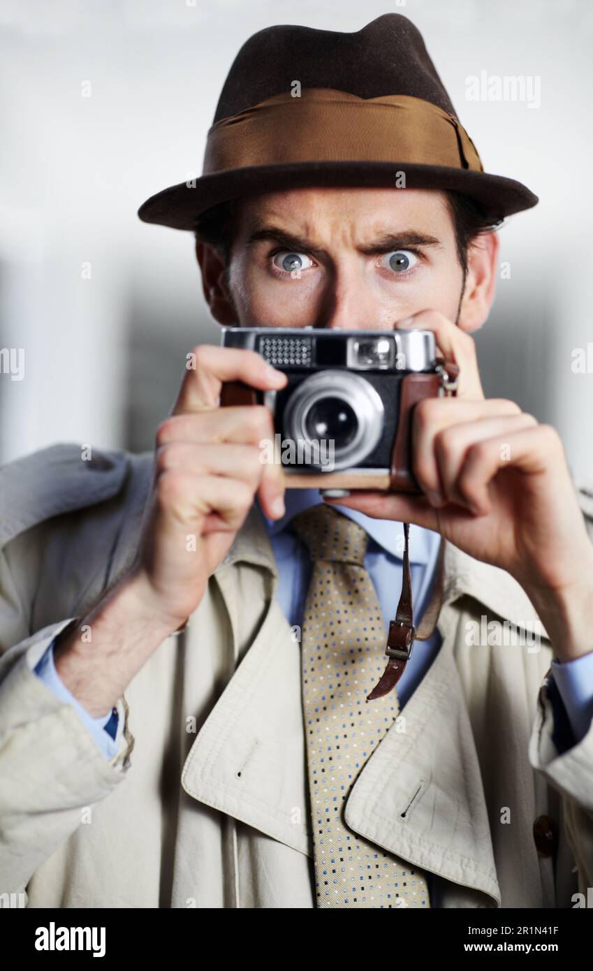 Vintage Agent man, Street und Camera für Ermittlungen, Inspektionen oder verdächtige Journalisten bei der Arbeit. Privatdetektiv, Geheimfotograf und Stockfoto