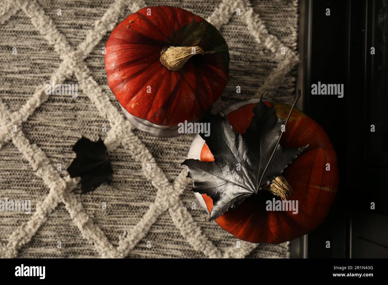Orange Kürbisse auf Teppich, Draufsicht. Halloween-Dekoration Stockfoto