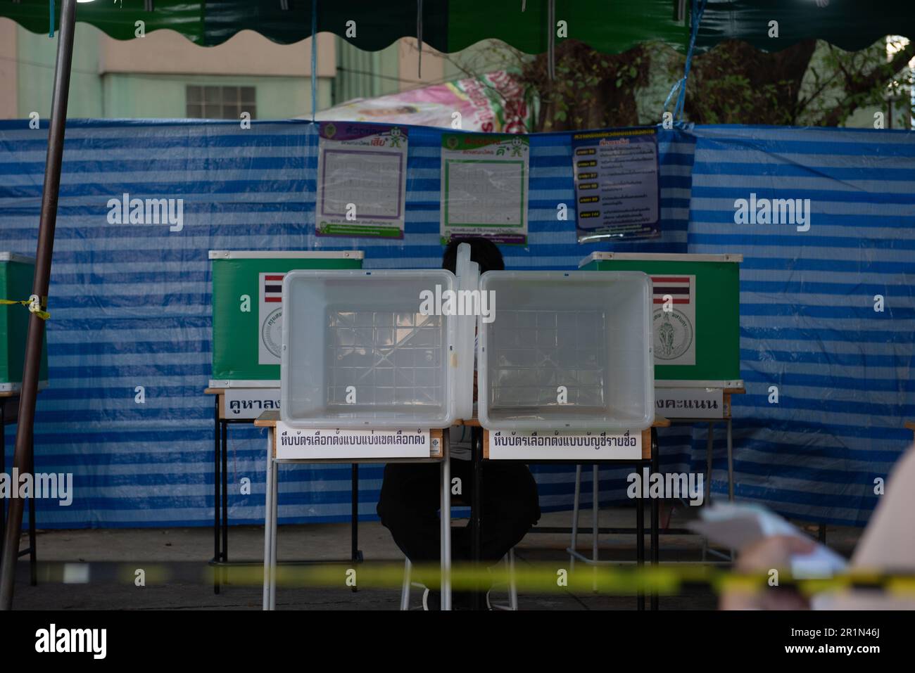 Bangkok, Thailand. 14. Mai 2023. Personal der Wahllokale Überprüfen Sie die Anordnung, bevor die Öffentlichkeit am Morgen des 14. Mai 2023 um 8:00 UHR in der Parlamentswahl am Wahllokal in Bangkok, Thailand, abstimmen kann. (Foto von Teera Noisakran/Pacific Press) Kredit: Pacific Press Media Production Corp./Alamy Live News Stockfoto