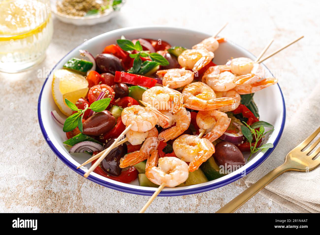 Auf Spießen gerösteter Garnelen-Kebab und frischer Gemüsesalat Stockfoto
