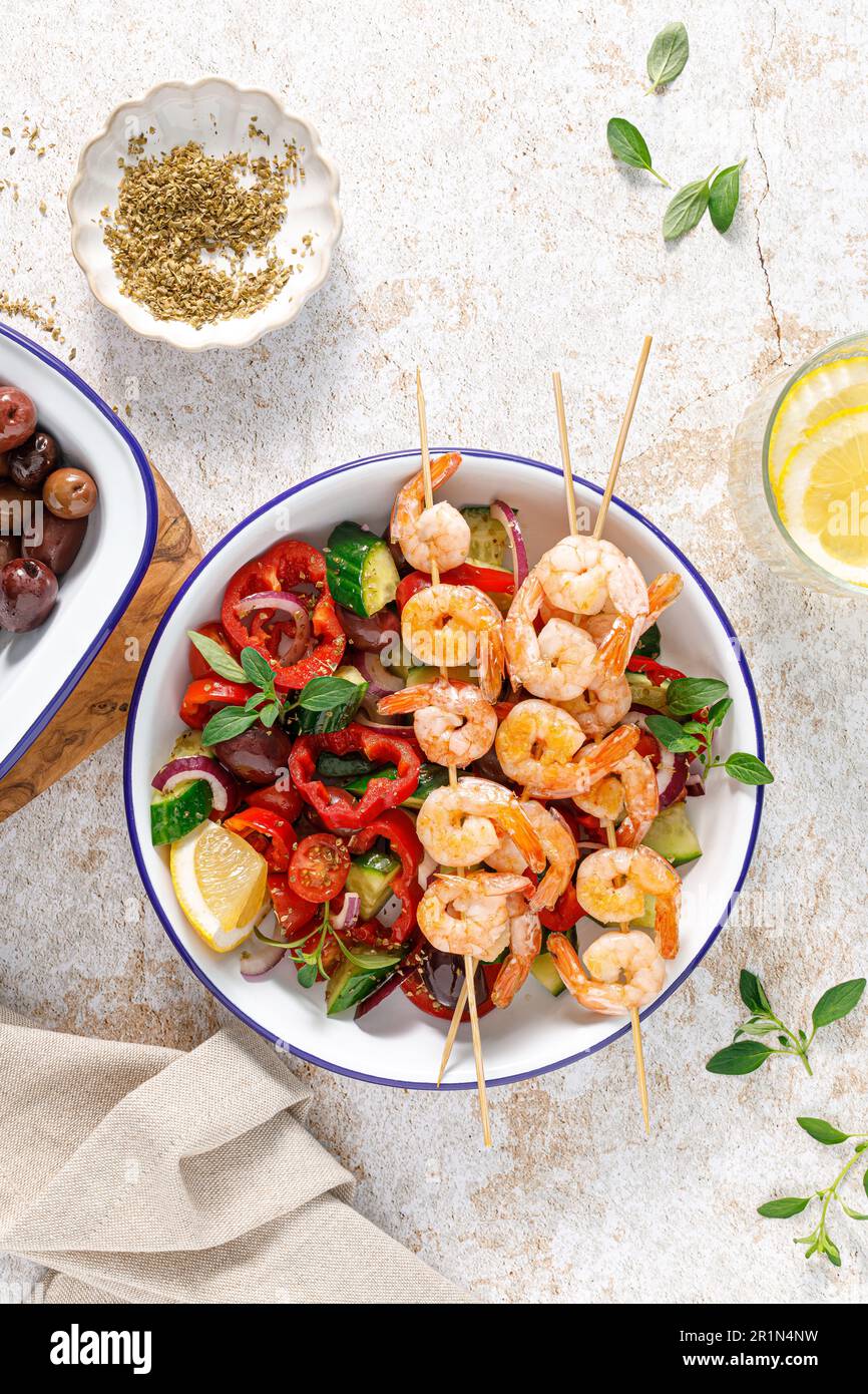 Auf Spießen gerösteter Garnelen-Kebab und frischer Gemüsesalat, Draufsicht Stockfoto