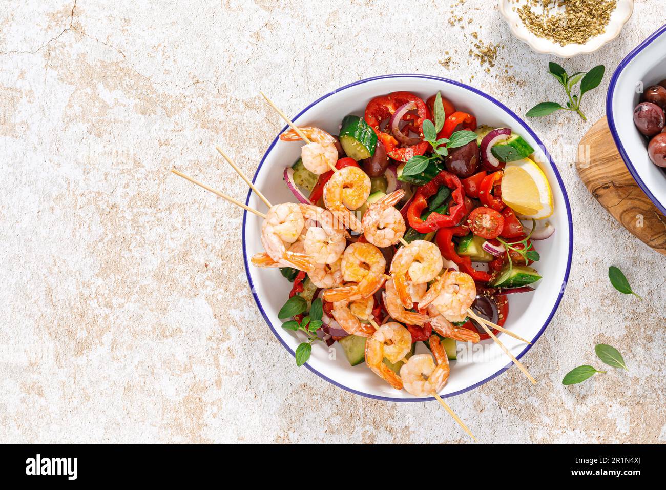 Auf Spießen gerösteter Garnelen-Kebab und frischer Gemüsesalat, Draufsicht Stockfoto