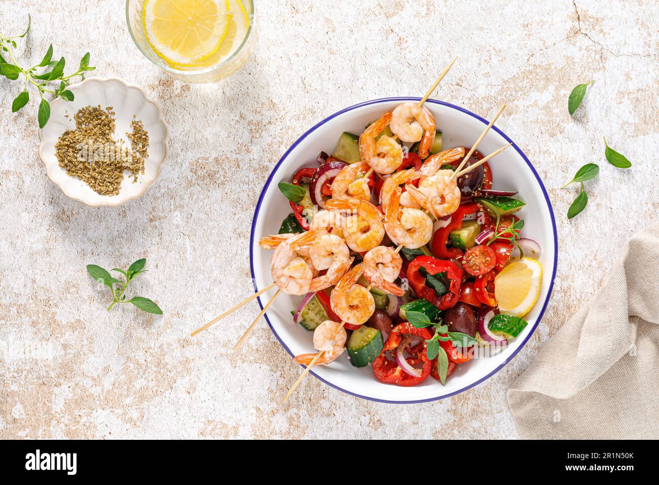 Auf Spießen gerösteter Garnelen-Kebab und frischer Gemüsesalat, Draufsicht Stockfoto