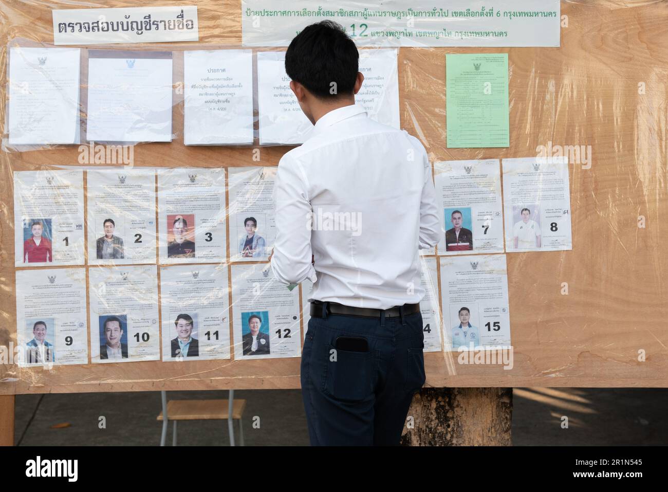 Bangkok, Thailand. 14. Mai 2023. Die Wähler überprüfen seine Namenswahlen zum Repräsentantenhaus in Bangkok am Sonntag, den 14. Mai 2023. (Kreditbild: © Teera Noisakran/Pacific Press via ZUMA Press Wire) NUR REDAKTIONELLE VERWENDUNG! Nicht für den kommerziellen GEBRAUCH! Stockfoto