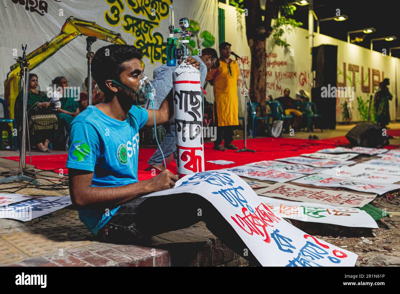 Umweltaktivisten, Studenten und Einwohner protestieren gegen die Behörden, weil sie in Dhanmondi und anderswo Bäume gefällt haben. Die Demonstranten forderten, dass sie aufhören sollten, Bäume auf den mittleren Streifen und Fußwegen in der Stadt zu Fällen, einschließlich der Satmasjid Road in der Gegend von Dhanmondi, und dass sie dort, wo Bäume gefällt wurden, neue Saplings Pflanzen sollten. Dhaka, Bangladesch. Stockfoto