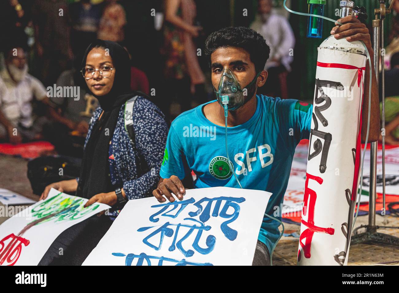 Umweltaktivisten, Studenten und Einwohner protestieren gegen die Behörden, weil sie in Dhanmondi und anderswo Bäume gefällt haben. Die Demonstranten forderten, dass sie aufhören sollten, Bäume auf den mittleren Streifen und Fußwegen in der Stadt zu Fällen, einschließlich der Satmasjid Road in der Gegend von Dhanmondi, und dass sie dort, wo Bäume gefällt wurden, neue Saplings Pflanzen sollten. Dhaka, Bangladesch. Stockfoto