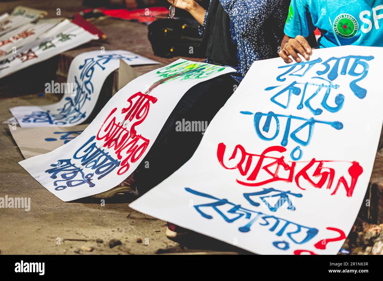 Umweltaktivisten, Studenten und Einwohner protestieren gegen die Behörden, weil sie in Dhanmondi und anderswo Bäume gefällt haben. Die Demonstranten forderten, dass sie aufhören sollten, Bäume auf den mittleren Streifen und Fußwegen in der Stadt zu Fällen, einschließlich der Satmasjid Road in der Gegend von Dhanmondi, und dass sie dort, wo Bäume gefällt wurden, neue Saplings Pflanzen sollten. Dhaka, Bangladesch. Stockfoto