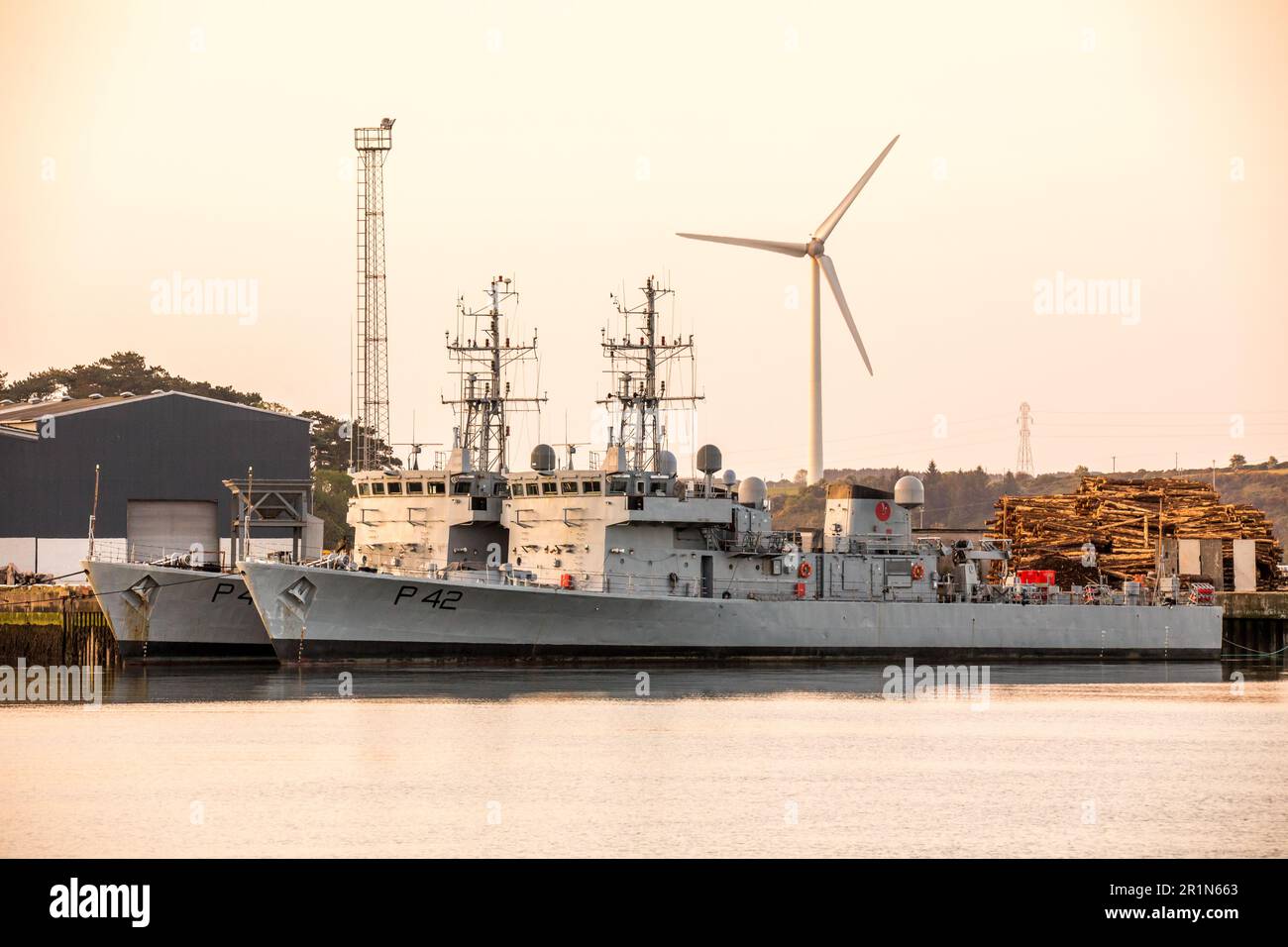 Rushbrooke, Cork, Irland. 15. Mai 2023. Die Patrouillenschiffe LÉ Orla und LÉ Ciara im Hafen von Rushbrooke, Co. Cork. Die Schiffe wurden durch zwei neue Patrouillenboote ersetzt, die die Marine aus Neuseeland erworben hat. - Stellen Sie Sich David Creedon Vor Stockfoto