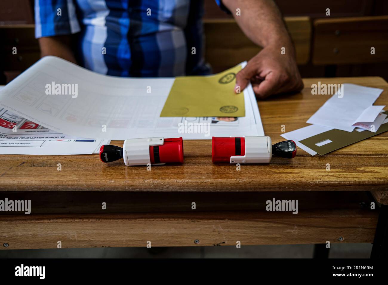 Izmir, Türkei. 14. Mai 2023. Siegel, Umschläge und Stimmzettel sind auf dem Tisch eines Wahlbegleiters zu sehen. Die türkischen Wähler begeben sich in ihre jeweiligen Bezirke, um bei den Präsidentschafts- und Parlamentswahlen 2023 in der Türkei für ihre bevorzugten Kandidaten zu stimmen. Es heißt, dies seien die größten Wahlen in der Geschichte der Türkei. (Foto: Murat Kocabas/SOPA Images/Sipa USA) Guthaben: SIPA USA/Alamy Live News Stockfoto