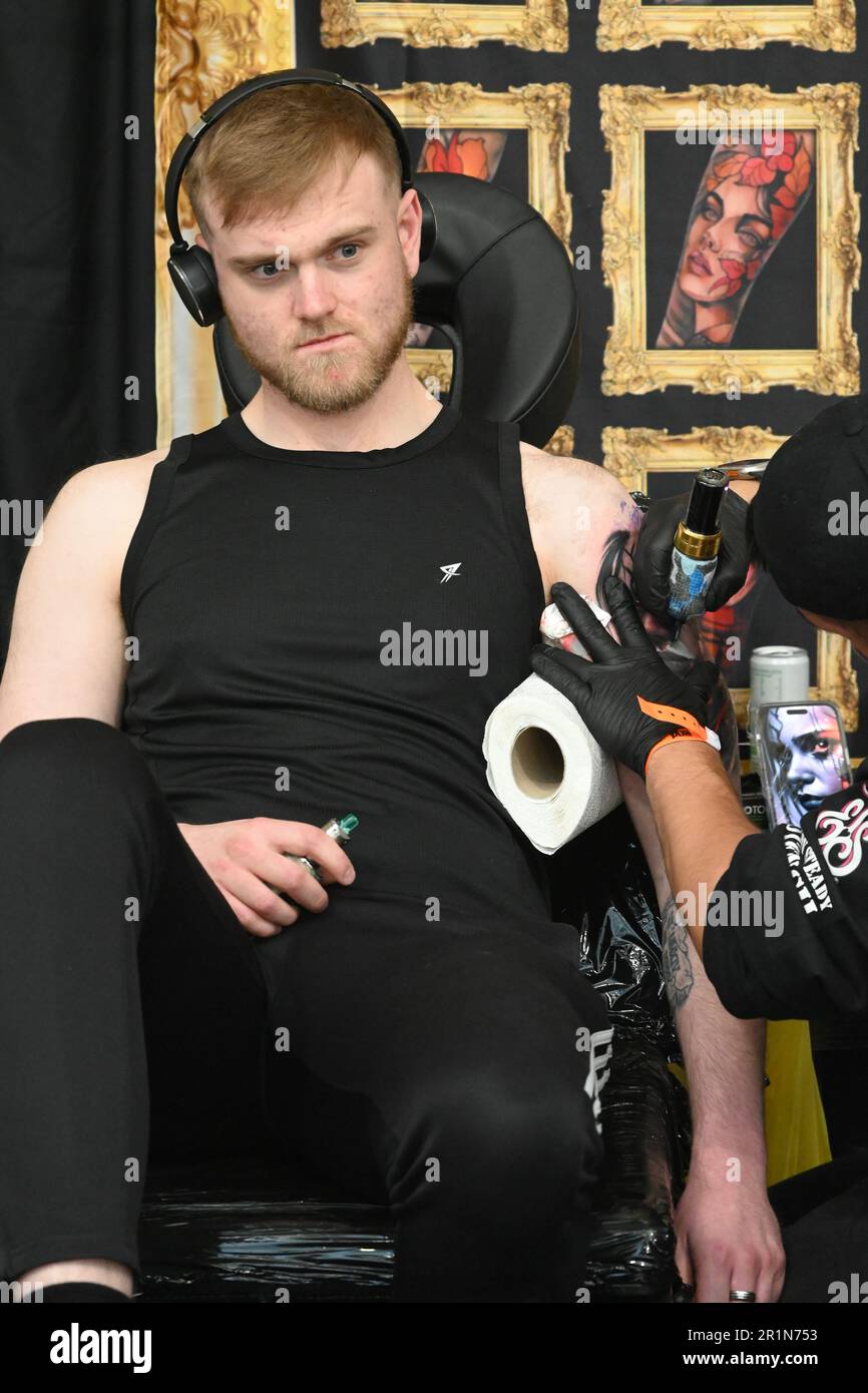 London, Großbritannien. 14. Mai 2023. Die London Great British Tattoo Show 2023. Große Menschenmassen, tolle Atmosphäre und großartige Tätowierer kommen aus aller Welt und köstliche Speisen und Getränke im Alexandra Palace, London, Großbritannien, Credit: Siehe Li/Picture Capital/Alamy Live News Stockfoto