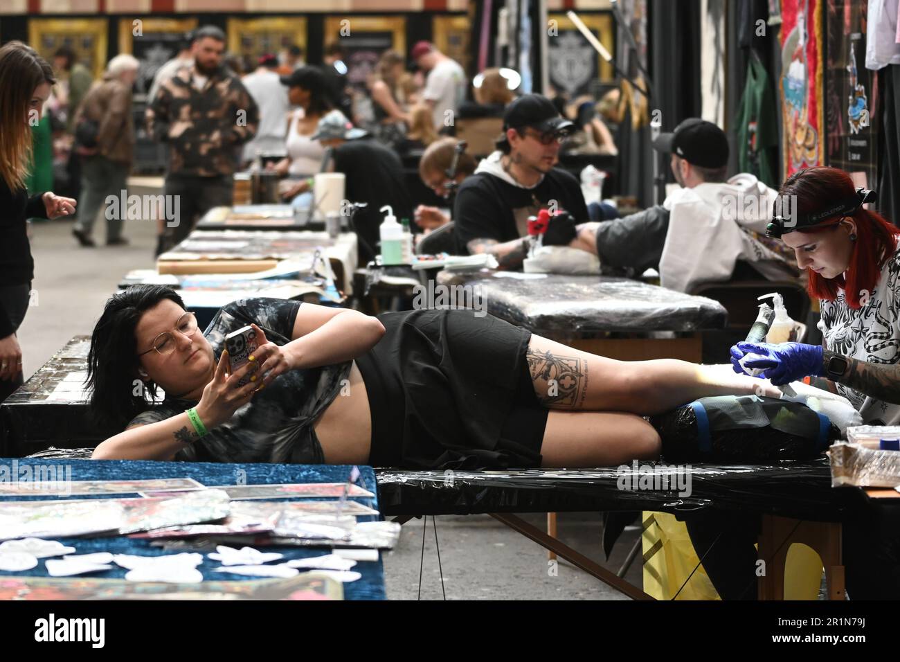 London, Großbritannien. 14. Mai 2023. Die London Great British Tattoo Show 2023. Große Menschenmassen, tolle Atmosphäre und großartige Tätowierer kommen aus aller Welt und köstliche Speisen und Getränke im Alexandra Palace, London, Großbritannien, Credit: Siehe Li/Picture Capital/Alamy Live News Stockfoto