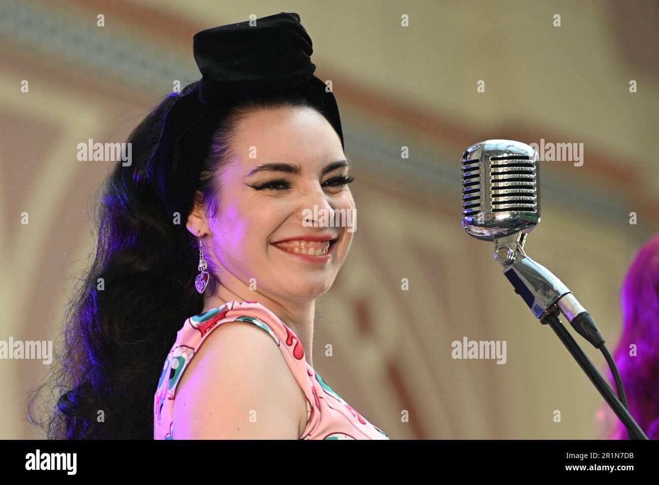 London, Großbritannien. 14. Mai 2023. Dead Dolls führt die London Great British Tattoo Show 2023 auf. Große Menschenmassen, tolle Atmosphäre und großartige Tätowierer kommen aus aller Welt und köstliche Speisen und Getränke im Alexandra Palace, London, Großbritannien, Credit: Siehe Li/Picture Capital/Alamy Live News Stockfoto